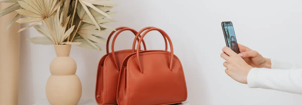 Carteras de cuero sobre una mesa