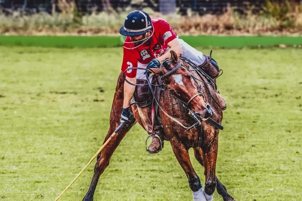 Jugador de polo a caballo