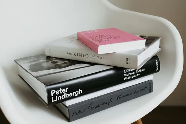 Libros apilados sobre una silla