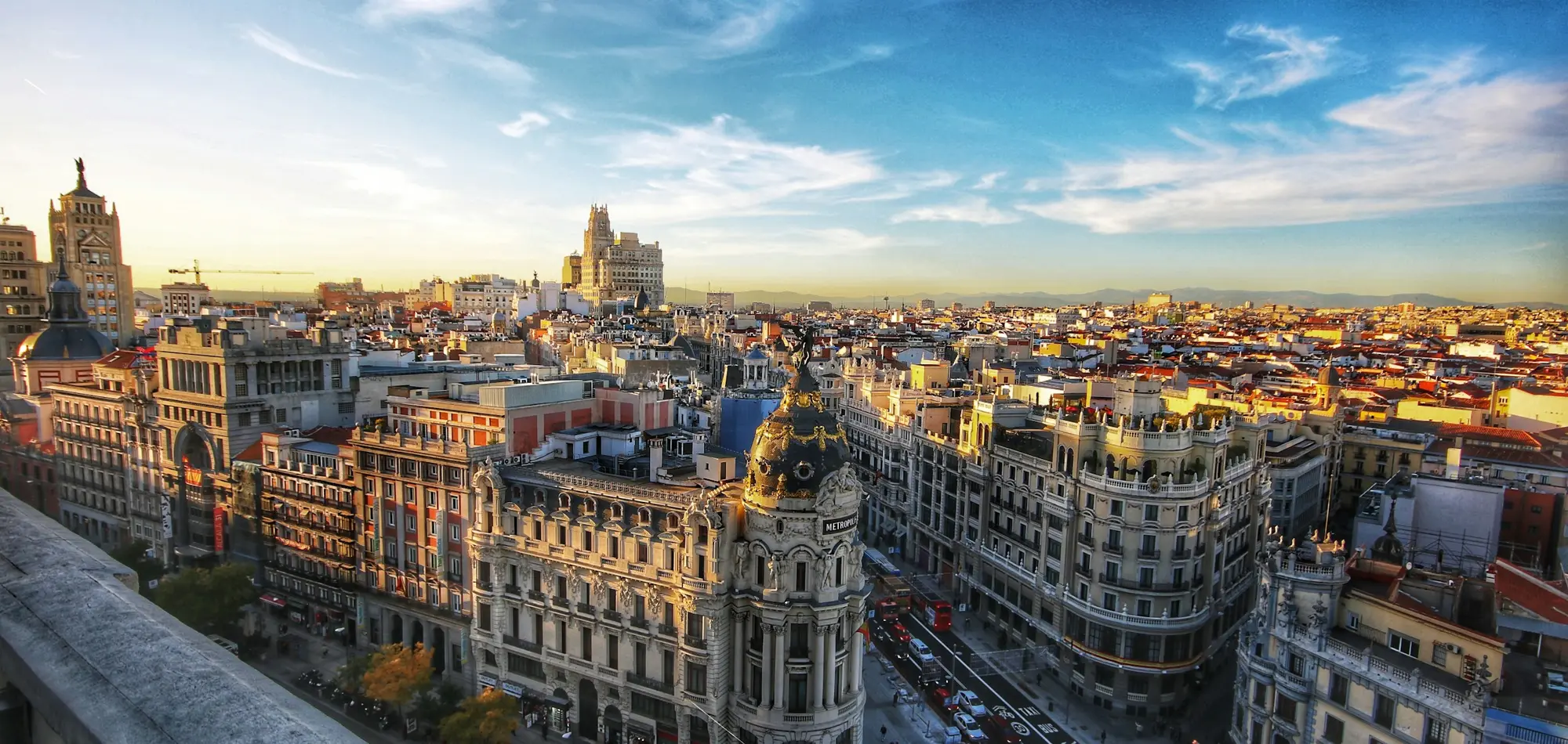 Vista de la Gran Vía de Madrid al atardecer
